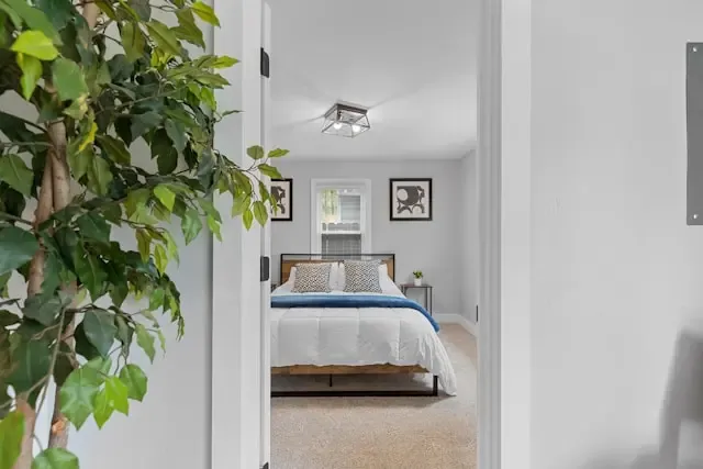 Landing image shows a rental room as an example.